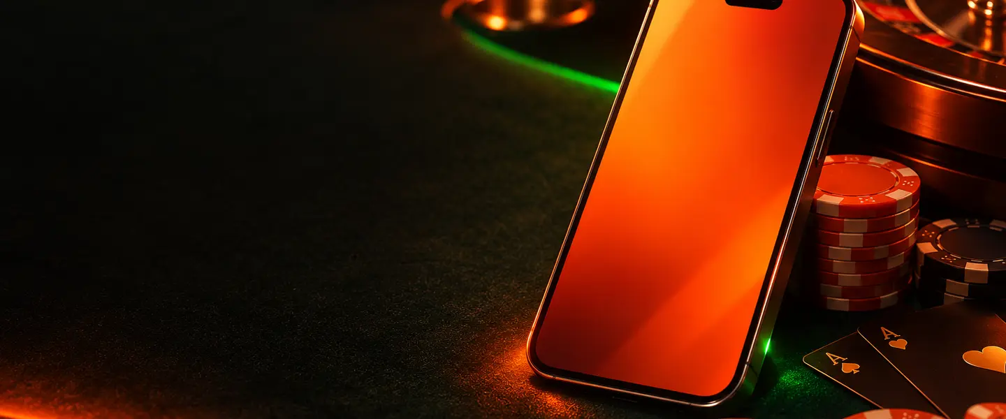 Teléfono con una interfaz abstracta de casino y fichas bajo luz naranja